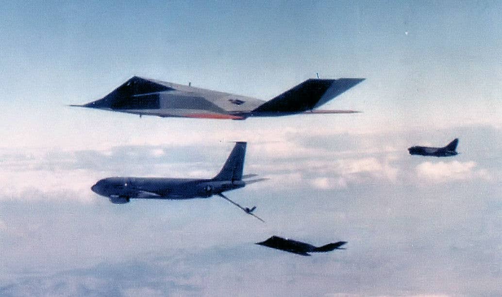 message-editor%2F1611966230160-4450th_tactical_group_f-117_a-7d_refueling.jpg