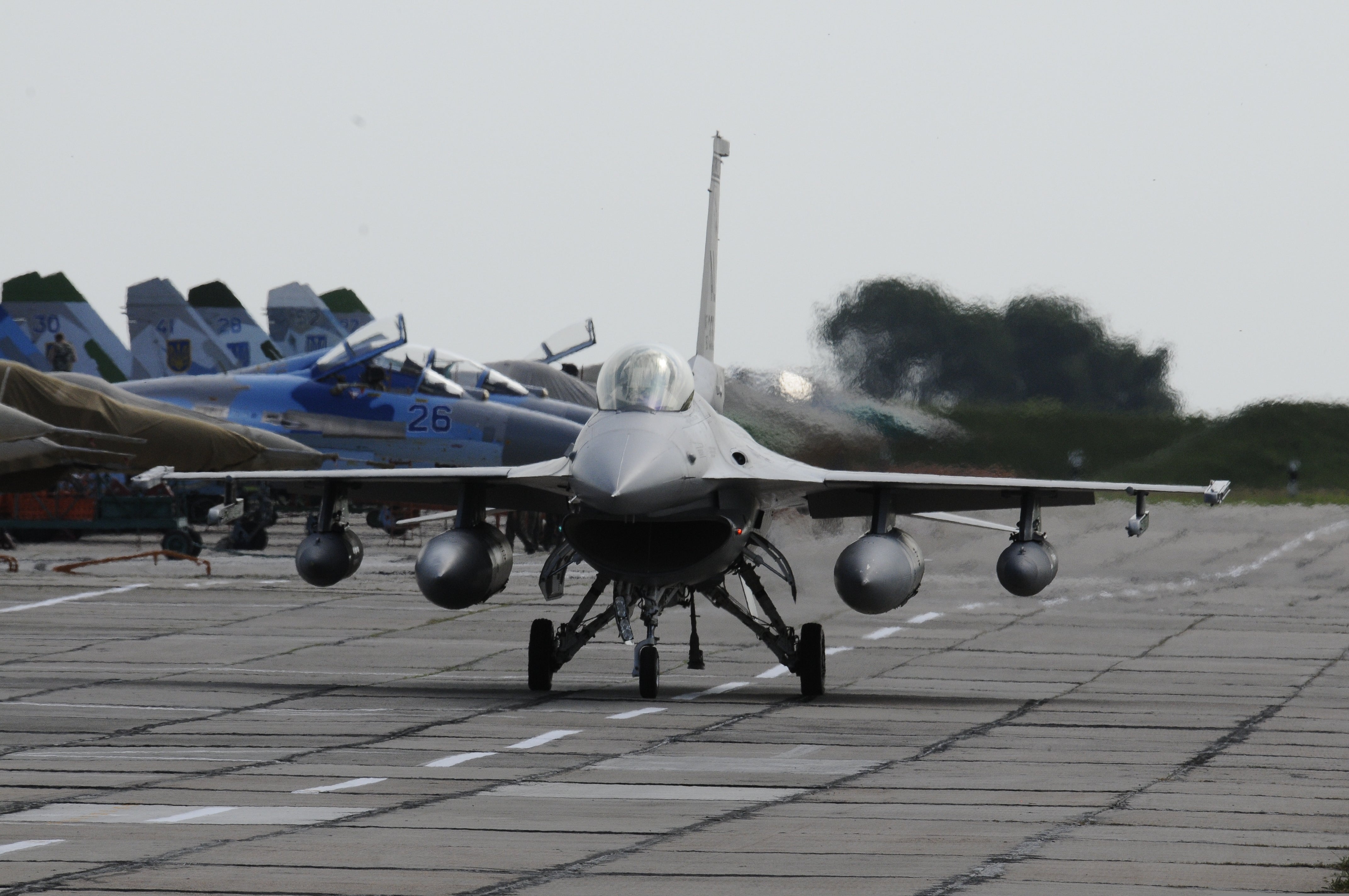 message-editor%2F1648820489325-a_u.s._air_force_f-16_fighting_falcon_aircraft_taxis_at_migorod_air_base_ukraine_july_16_2011_during_safe_skies_2011_110716-f-vm449-102.jpg