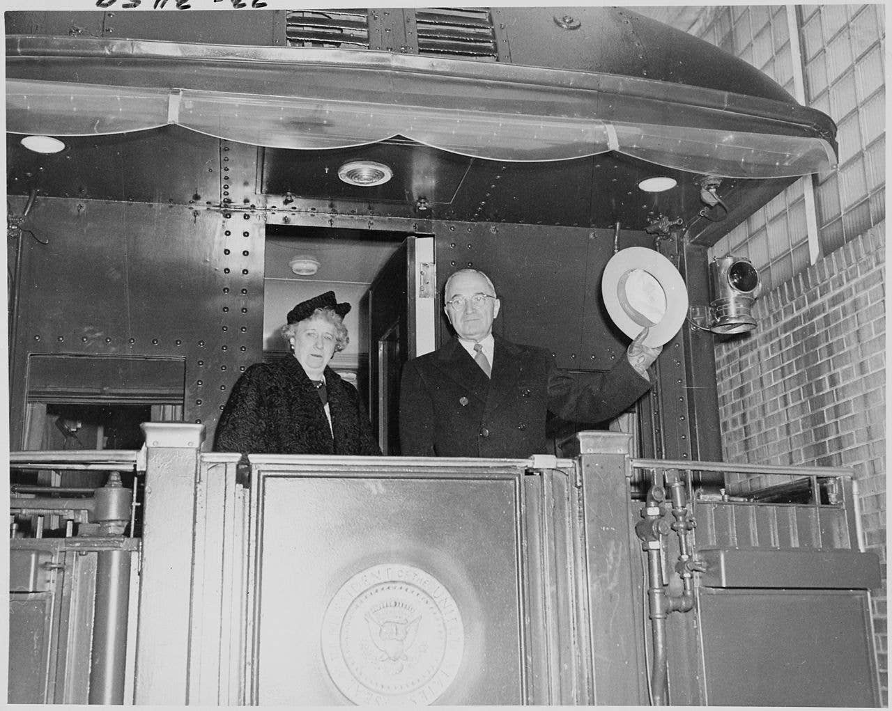 1280px-photograph_of_the_president_and_mrs._truman_on_the_rear_platform_of_the_presidents_railroad_car_the_-ferdinand._-_nara_-_200253.jpg