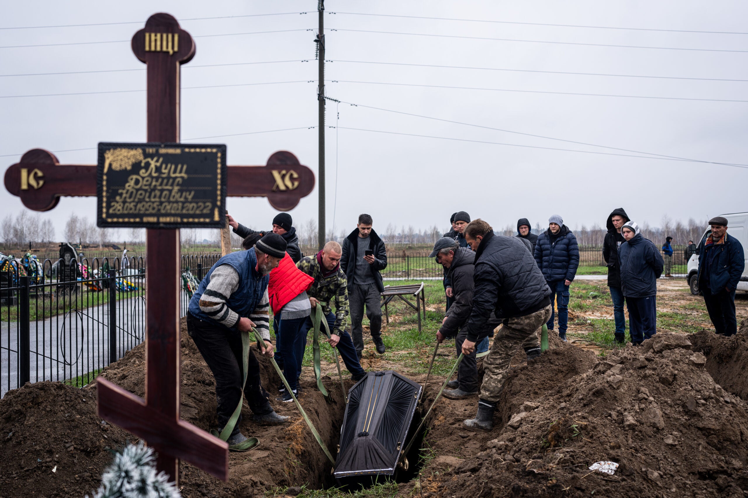 KYIV, UKRAINE - APRIL 22: Cemetery workers dig graves and bury civilians who were killed during the Russian attacks in Bucha, Ukraine on April 22, 2022 (Photo by Wolfgang Schwan/Anadolu Agency via Getty Images)
