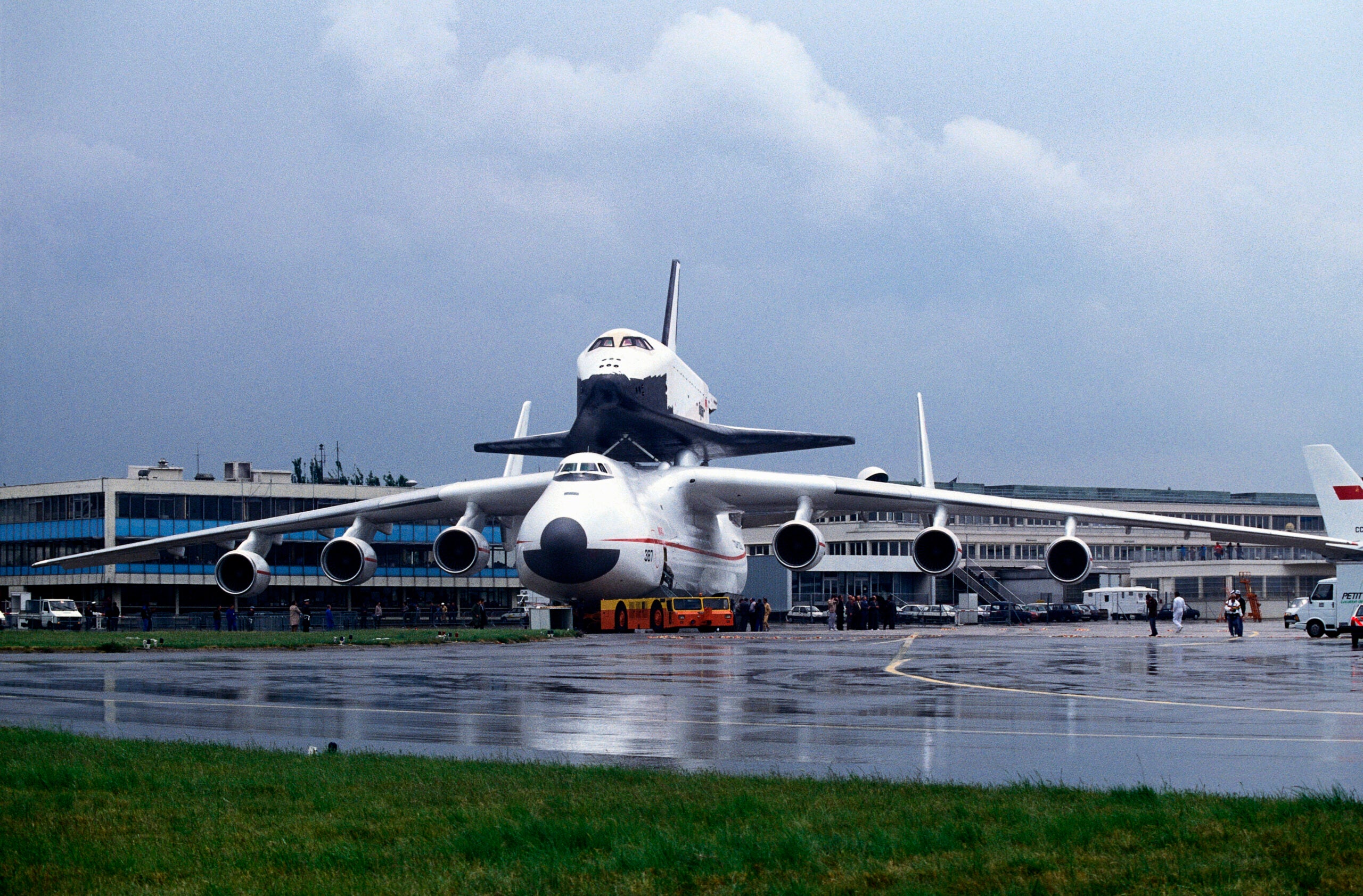 Antonov An-225 Mriya Cossack being towed by a tug with a towbar at the 1989 Paris Airshow with the Soviet Buran space shuttle on its back. (Photo by: aviation-images.com/Universal Images Group via Getty Images)