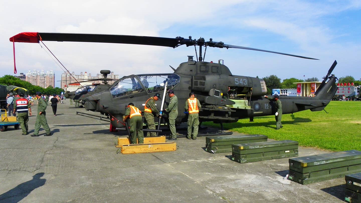 ROCA ground crew unload rockets from an AH-1W during an exercise at the Army Officer School. <em>玄史生/Wikimedia Commons<br></em>
