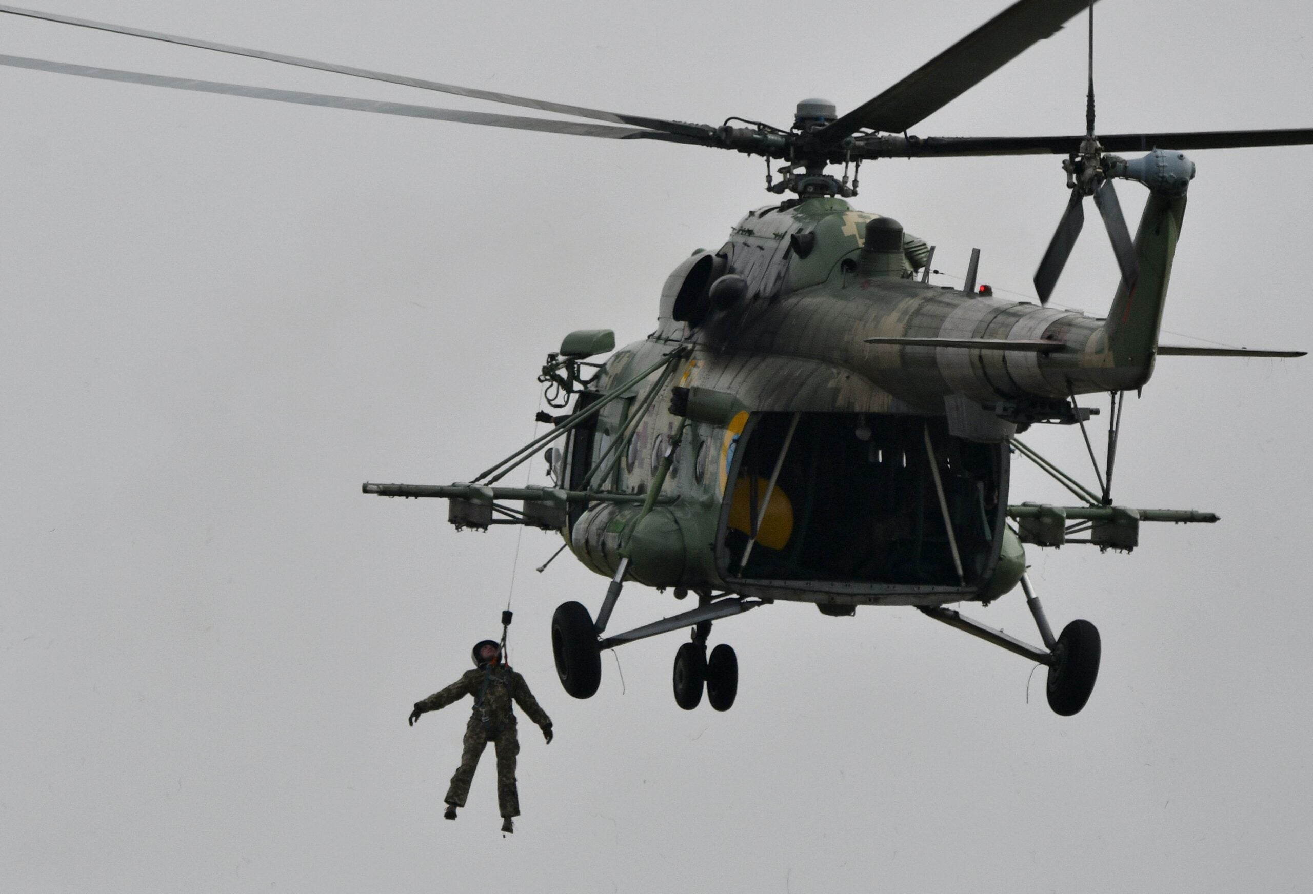 Ukrainian Mi-8 helicopter performs evacuation training for a pilot rescue during an air force exercises on Starokostyantyniv military airbase on October 12, 2018. - The large-scale air force exercises with the United States and other NATO countries "Clear Sky 2018", which will run until October 19, are being held in western Ukraine. Some 700 troops are taking part, half of them from NATO member countries including the United States, Britain, the Netherlands, Poland and Romania. US aircraft including F-15C Eagle fighter planes, Boeing KC-135 air refueling tanker, C-130J Super Hercules military transport planes and drones will train with about 30 Ukrainian aircraft. (Photo by Genya SAVILOV / AFP)        (Photo credit should read GENYA SAVILOV/AFP via Getty Images)