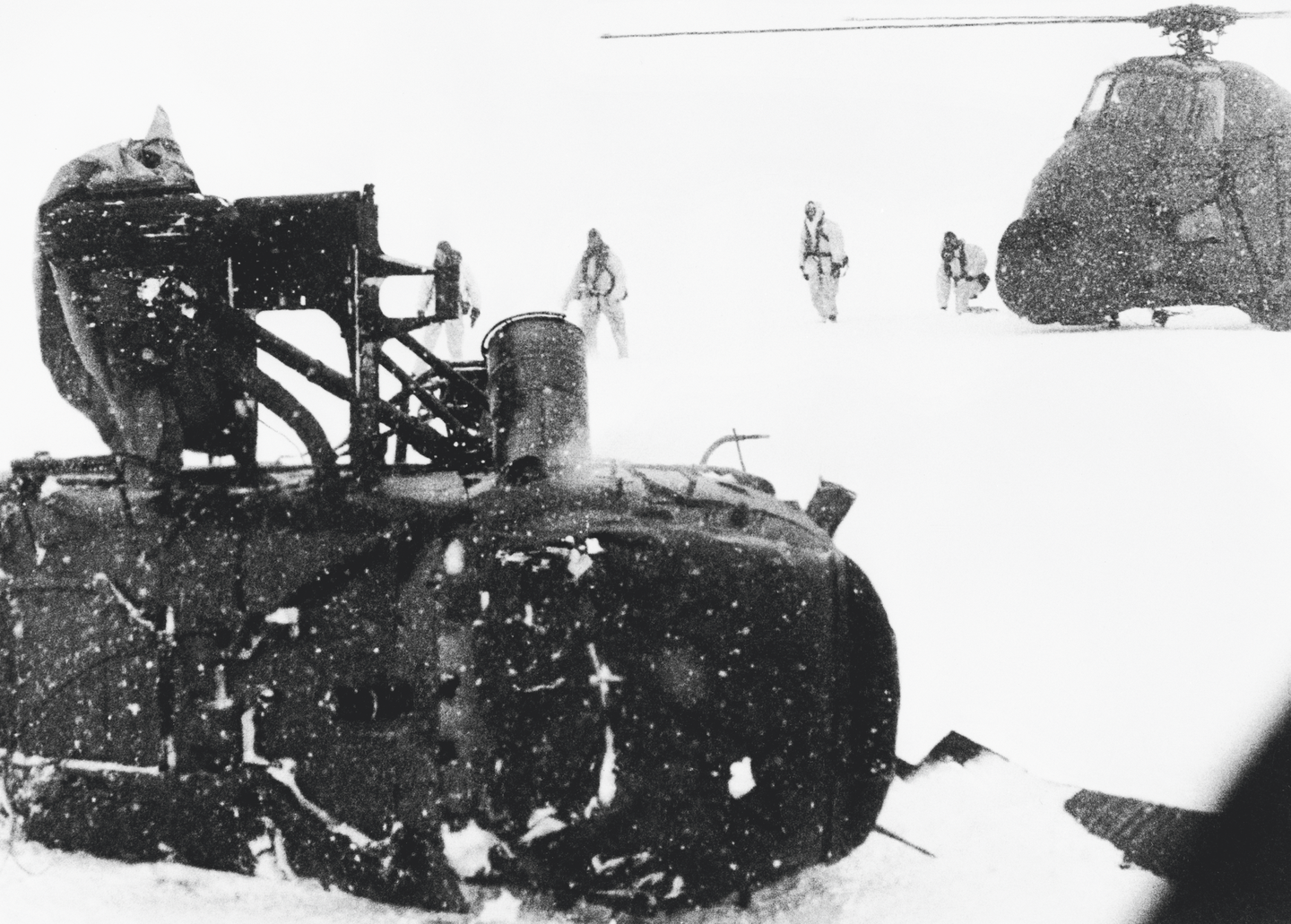 The first Wessex Mk 5 helicopter to crash on Fortuna Glacier during an Antarctic blizzard. Splash is one of the soldiers seen approaching. <em>Imperial War Museum via publisher</em>