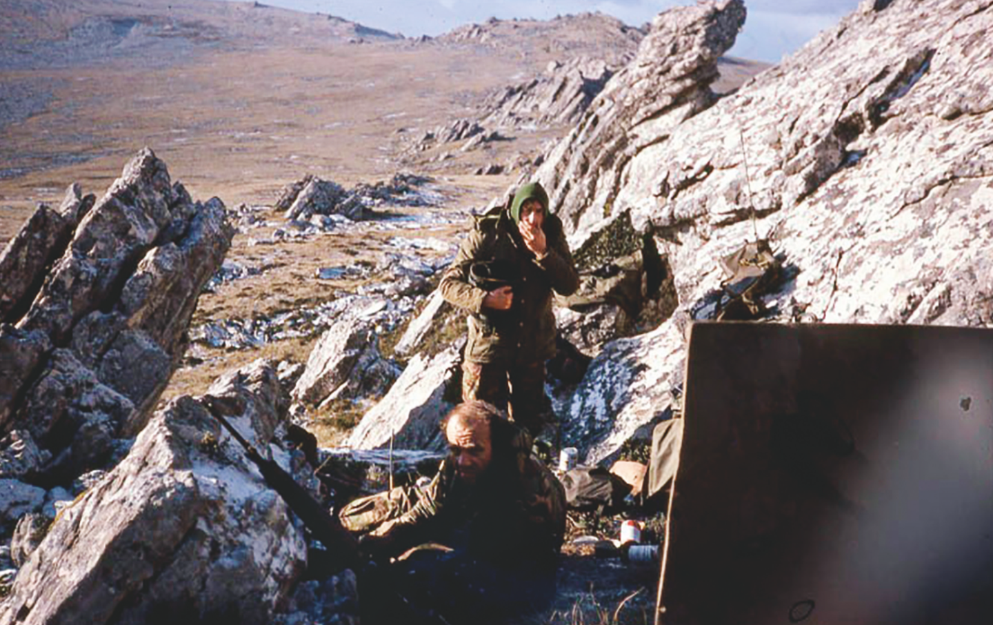 D Squadron’s headquarters position on Mount Kent. The Tacsat radio in the foreground was used to keep in touch with the CO of the regiment and their base back in Hereford, England. <em>Cedric Delves/Geordie Wood Collection</em>