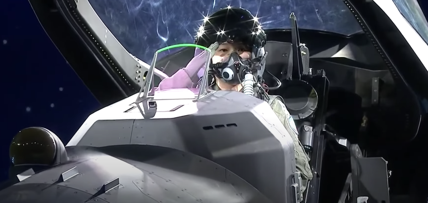 A pilot salutes from the cockpit of the prototype KF-21 during the rollout in April last year.&nbsp;<em>MBC News Screencap</em>