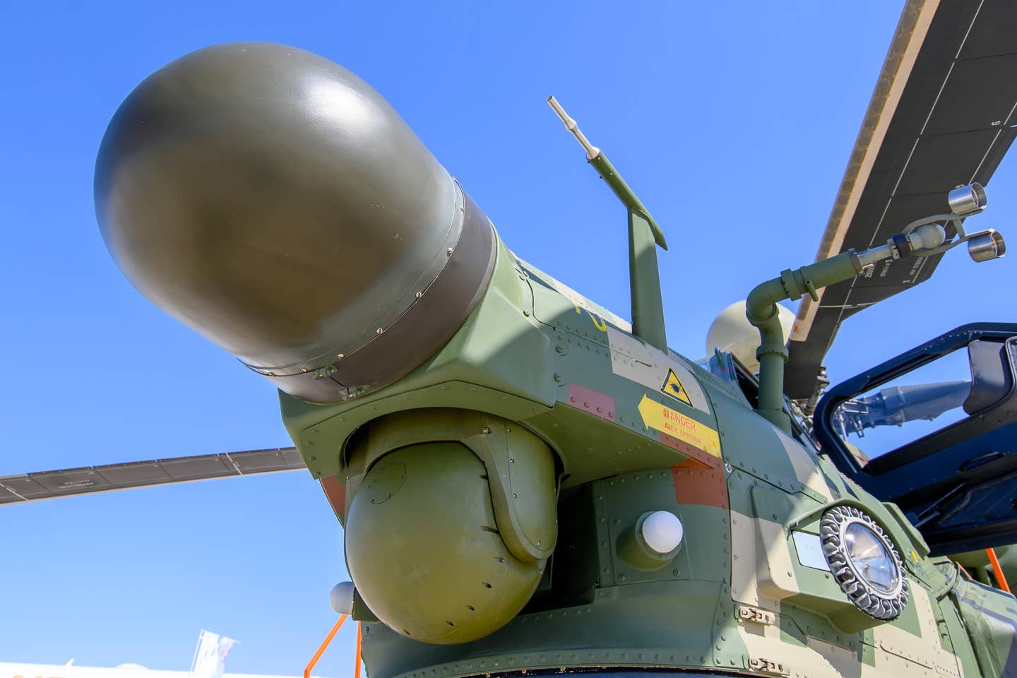 The radome in the nose of the experimental Mi-28NE shown in Dubai in November 2021 houses the AS-BPLA datalink for communication with the LMUR missile. In the standard Mi-28N there is a command-guidance antenna for the 9M120 Ataka missile in the same location. <em>Piotr Butowski</em>