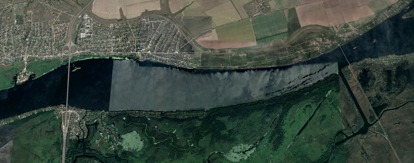 Both bridges, highway on the left and rail on the right, provide a critical logistical conduit into Kherson. Both have been put out of action by HIMARS strikes. <em>Google Earth image</em>