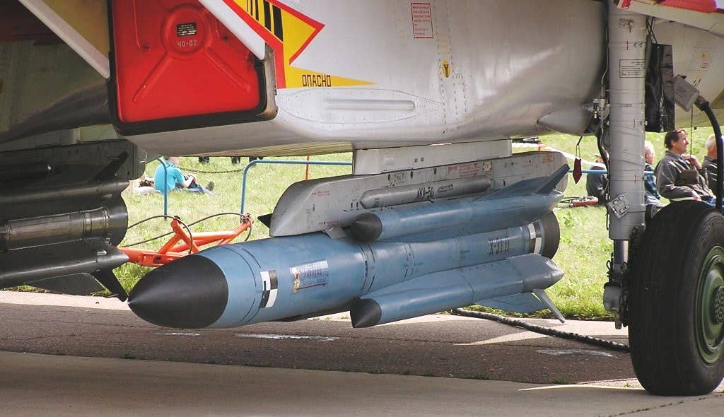 An inert Kh-31-series missile on display loaded onto an Su-27 Flanker-series fighter jet at the 2003 MAKS airshow in Russia. <em>Panther via Wikimedia</em>
