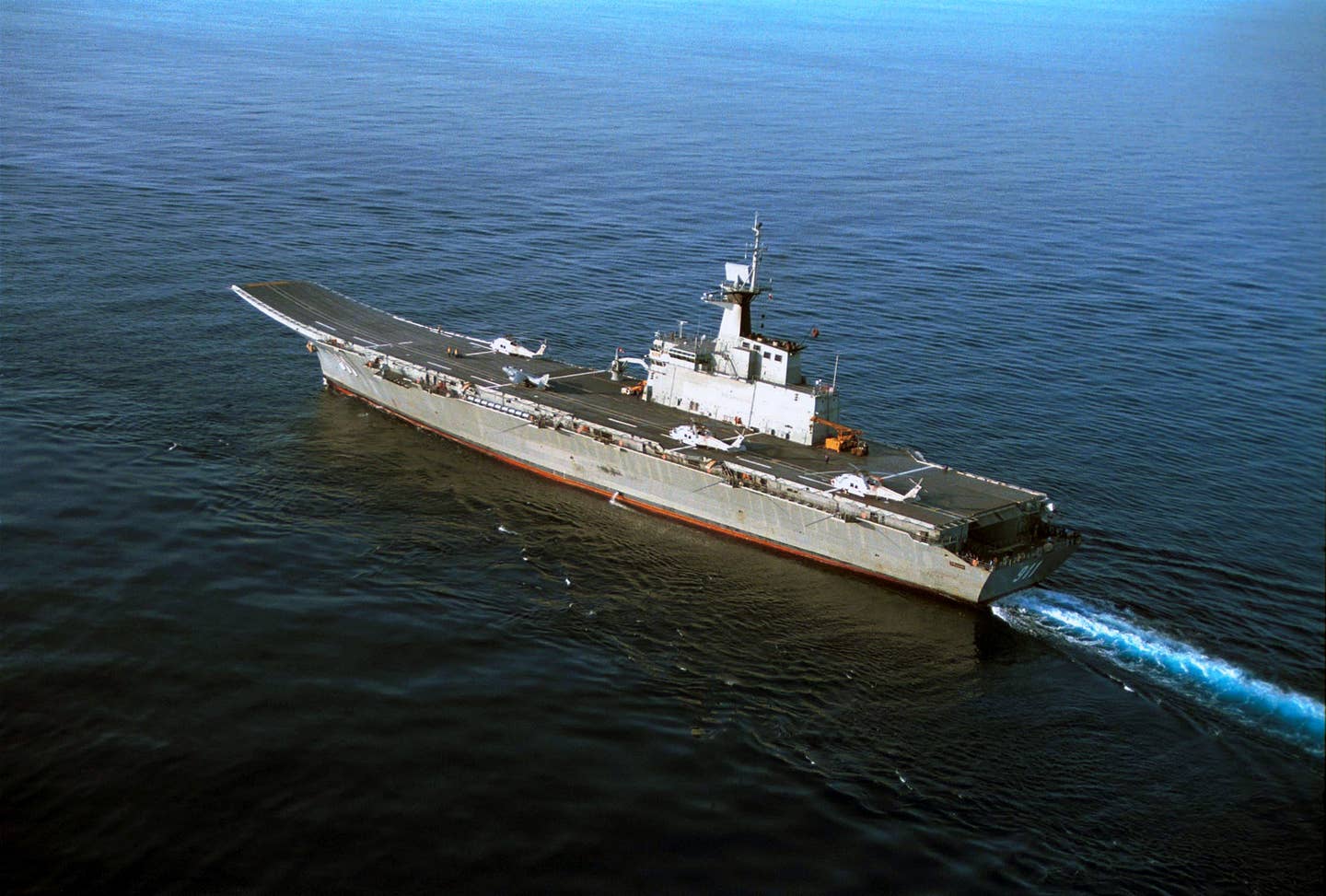 HTMS <em>Chakri Naruebet</em> underway in the South China Sea in April 2001 with a single AV-8 and three S-70Bs on the deck. <em>U.S. Navy</em>