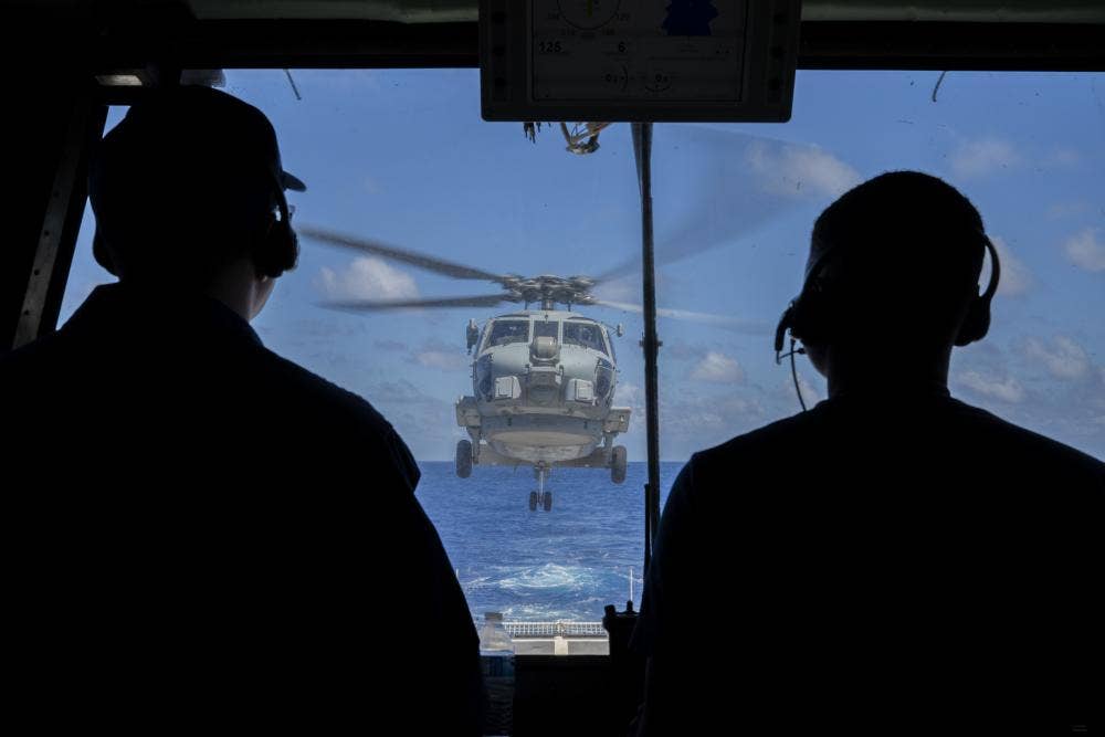 MH-60R lands aboard the <em>Midgett</em>. (<em>USC photo</em>)