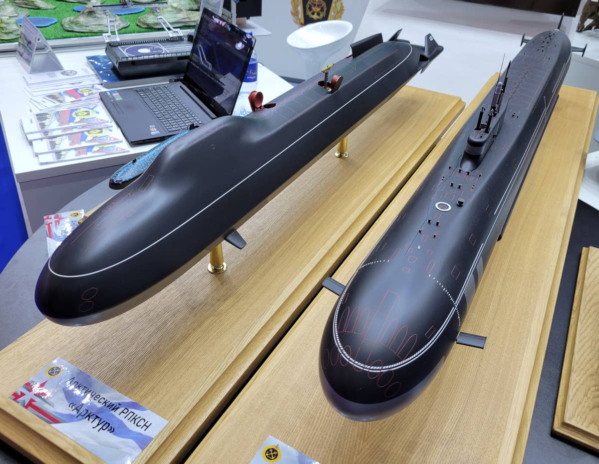 Another view of the model of the Arktur, at left, and the Borei-A, at right, at Army 2022. <em>@MuxelAero</em>