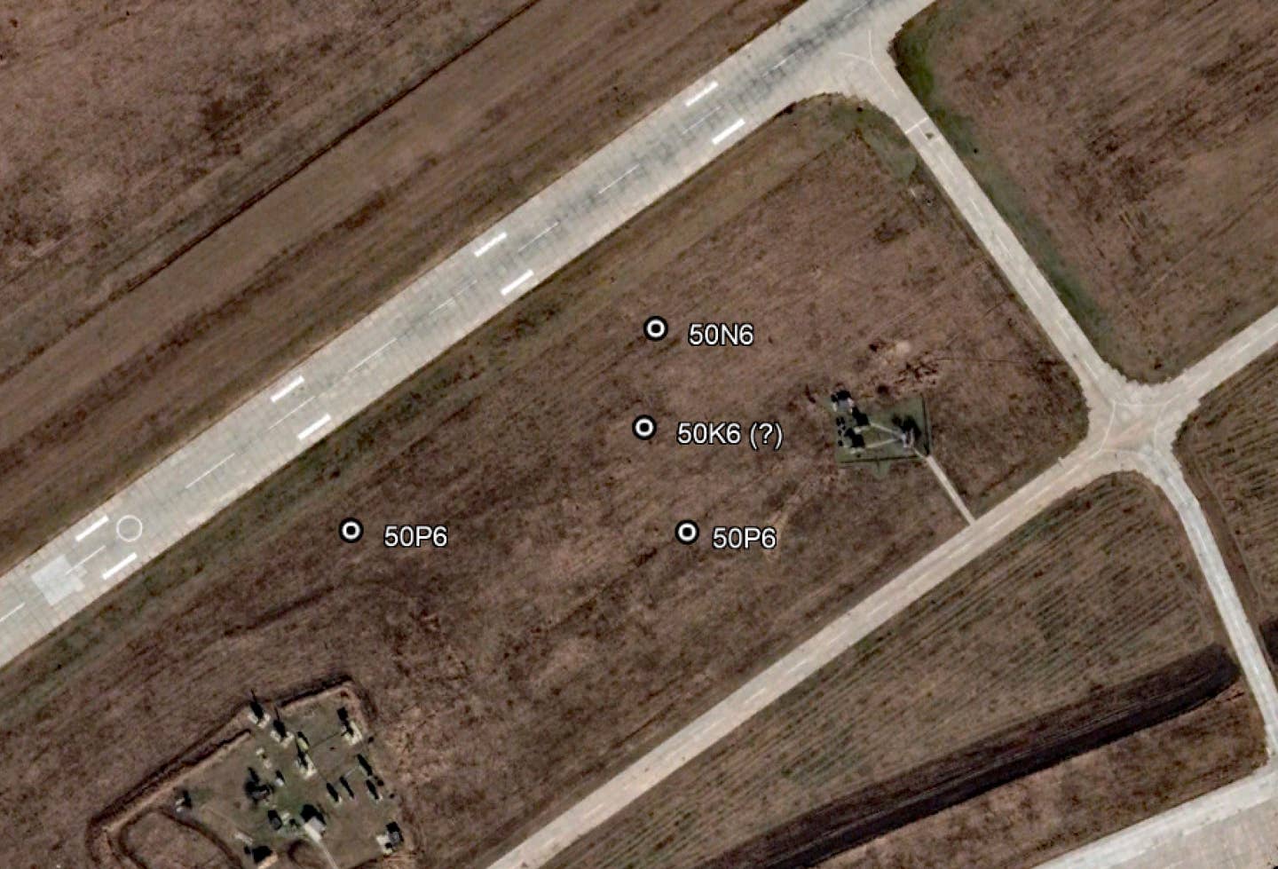 A close-up of the same satellite image showing part of Taganrog Tsentralnyi. The positions of the parts of the S-350 system are provided for reference. Note that the 50N6 series fire-control radar clearly seems to be oriented toward the west (and Ukraine) <em>Google Earth/Stefan Büttner</em>