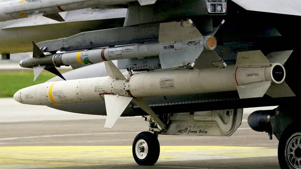 An AGM-88 HARM, among other missiles, on the wing of a US Air Force F-16 Viper fighter jet. <em>USAF</em>
