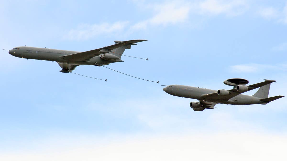 An E-3D in pre-contact formation with a VC-10 tanker. (Carlos Menendez San Juan/Wikicommons)