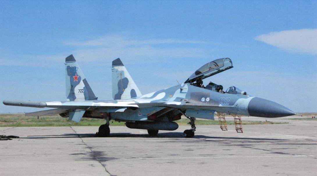 A Russian Su-30SM with at least one of the SAP 518-SM wingtip pods and what appears to be the SAP-134 centerline pod. <em>KNIRTI</em>