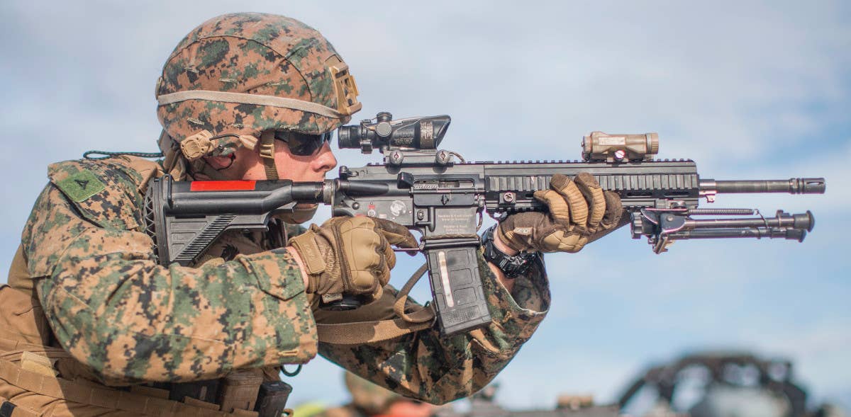 A Marine fires a standard M27 Infantry Automatic Rifle. The adjustable gas system is notably absent. <em>USMC / Cpl. Dalton Swanbeck</em>