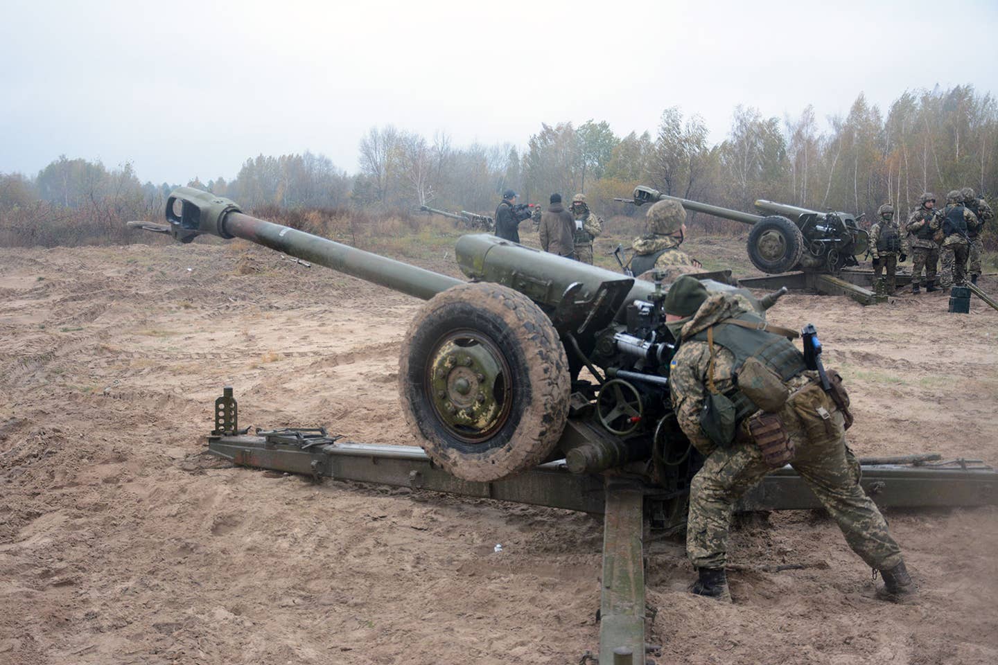 A Ukrainian Army exercise involving Soviet-era 122mm D-30 howitzers, prior to the latest Russian invasion. <em>Ukrainian Armed Forces</em>.