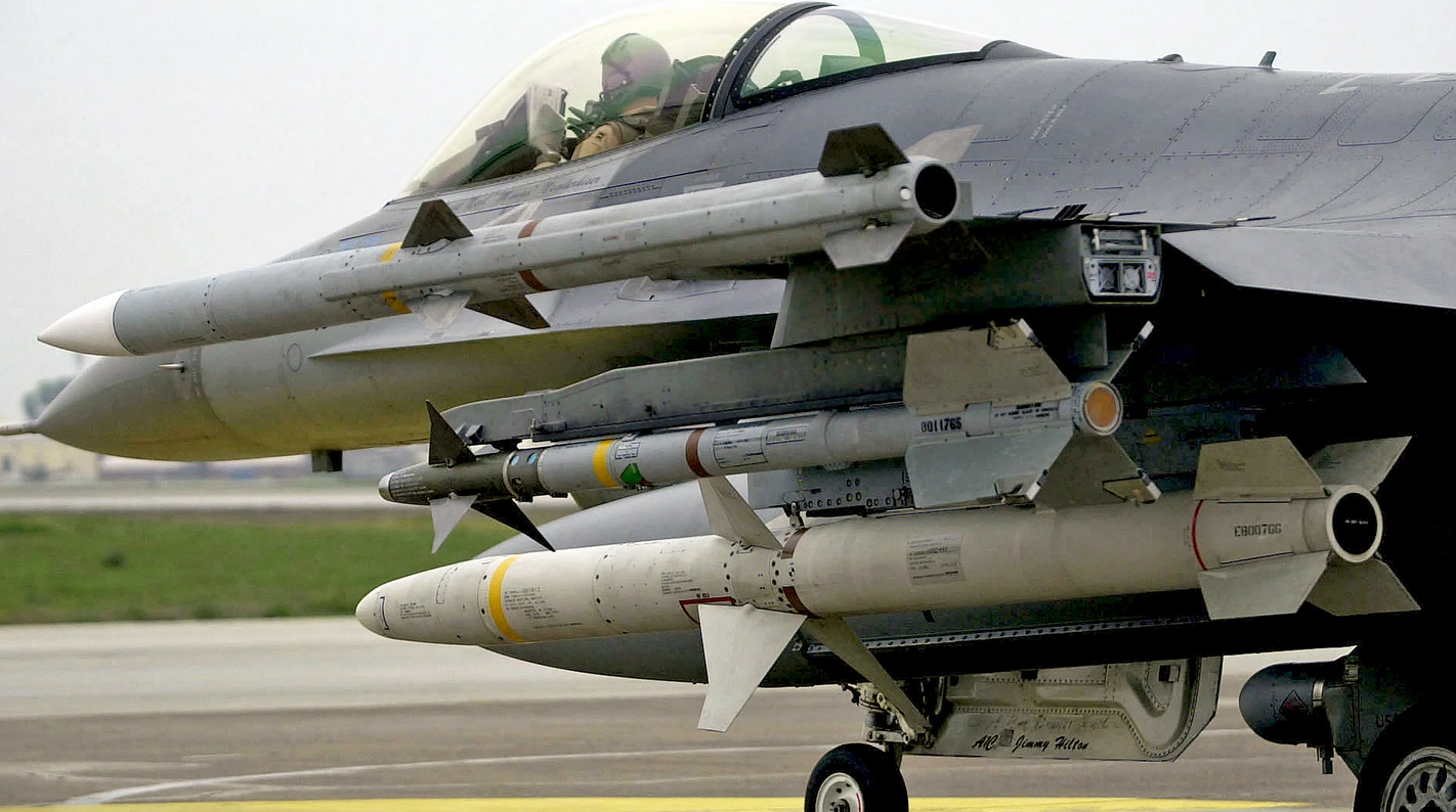 An AIM-120C AMRAAM on the wingtip of an F-16C. (USAF)
