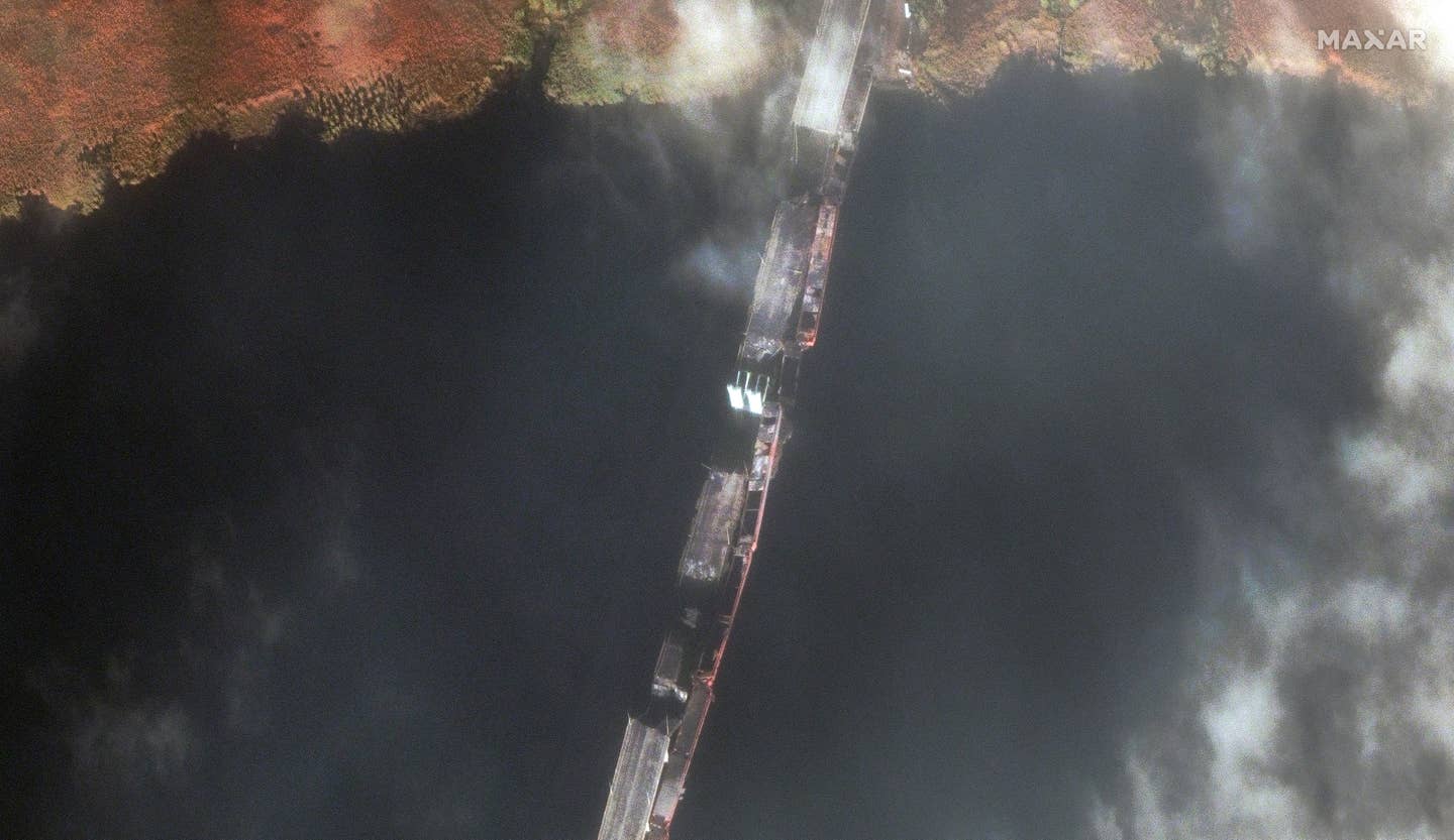 A closer view of the northern span of the damaged Antonivskyi Bridge, as well as the temporary pontoon bridge alongside it. <em>Imagery by Maxar Technologies</em>