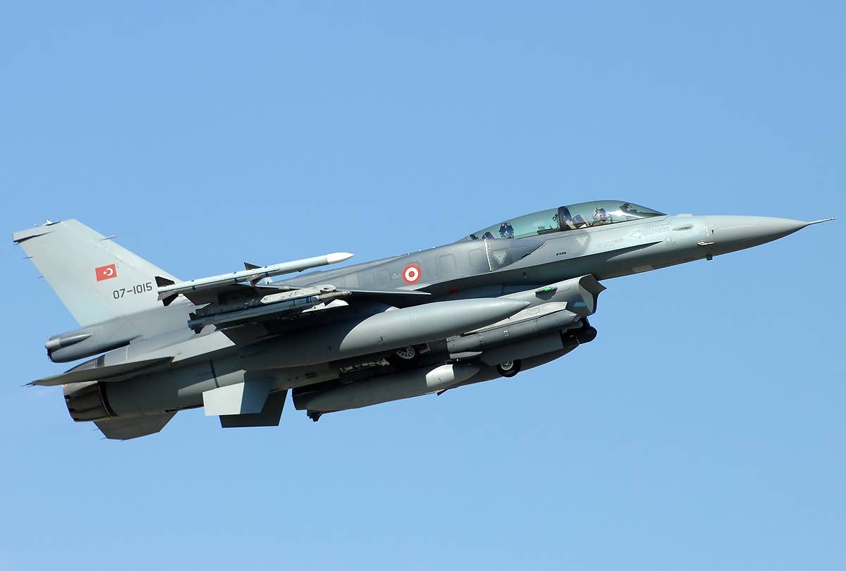 A Turkish Air Force F-16D takes off from Izmir Air Base. <em>Aldo Bidini/Wikimedia Commons </em>
