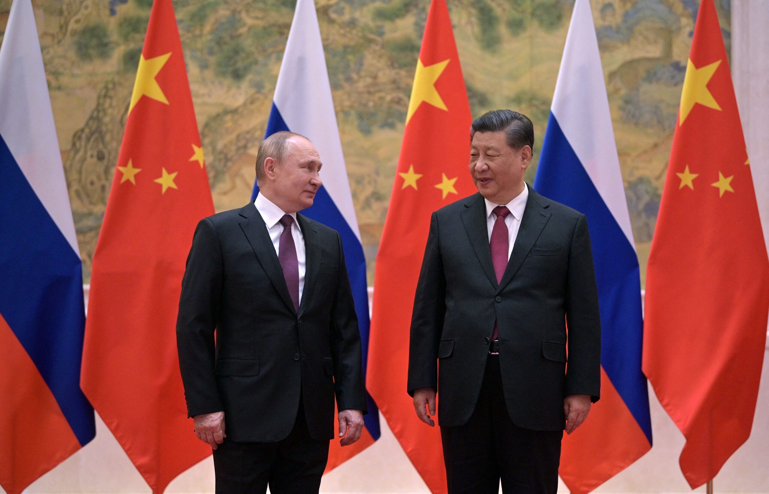 TOPSHOT - Russian President Vladimir Putin (L) and Chinese President Xi Jinping pose during their meeting in Beijing, on February 4, 2022. (Photo by Alexei Druzhinin / Sputnik / AFP) (Photo by ALEXEI DRUZHININ/Sputnik/AFP via Getty Images)