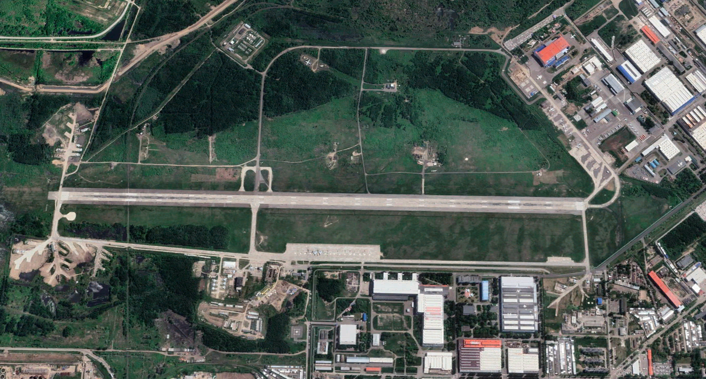 The airfield at Dzyomgi serves the 23 IAP and the Komsomolsk-on-Amur Aviation Plant. <em>Google Earth</em>