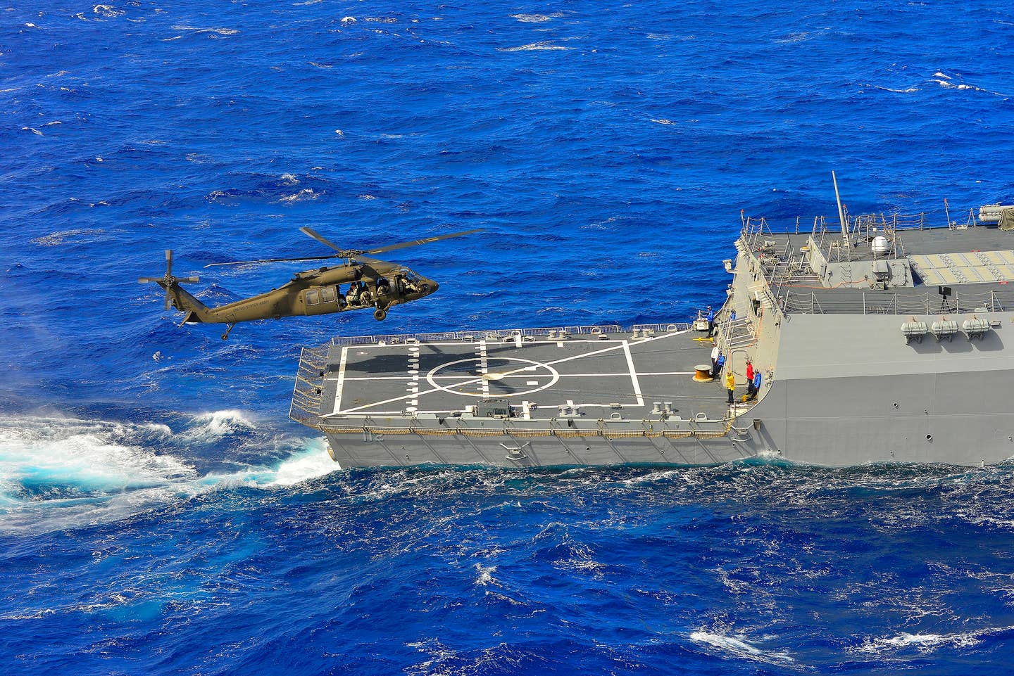 A U.S. Army Sikorsky UH-60M <em>Blackhawk</em> helicopter (s/n 20483) from the 25th Combat Aviation Brigade lands on the flight deck of the guided-missile destroyer USS <em>Michael Murphy</em> (DDG-112). <em>Michael Murphy</em> was underway participating in training exercise KOA KAI off the Hawaiian Islands (U.S. Navy)