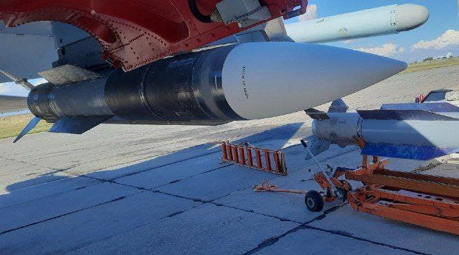 An R-37M air-to-air missile under the wing of a Su-35S.&nbsp;<em>Fighterbomber Telegram channel</em>