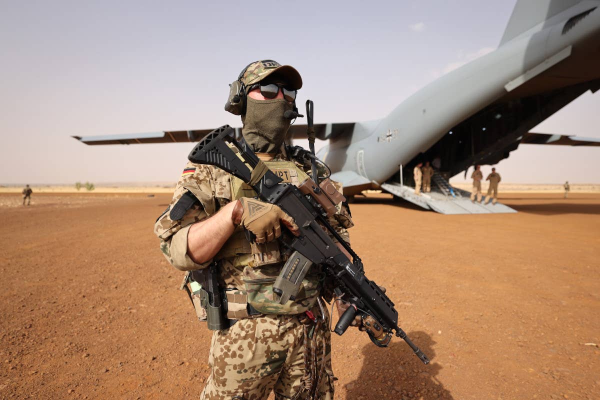 A member of the German armed forces armed with a G36 rifle in Niger in October 2022. <em>Bundeswehr</em>