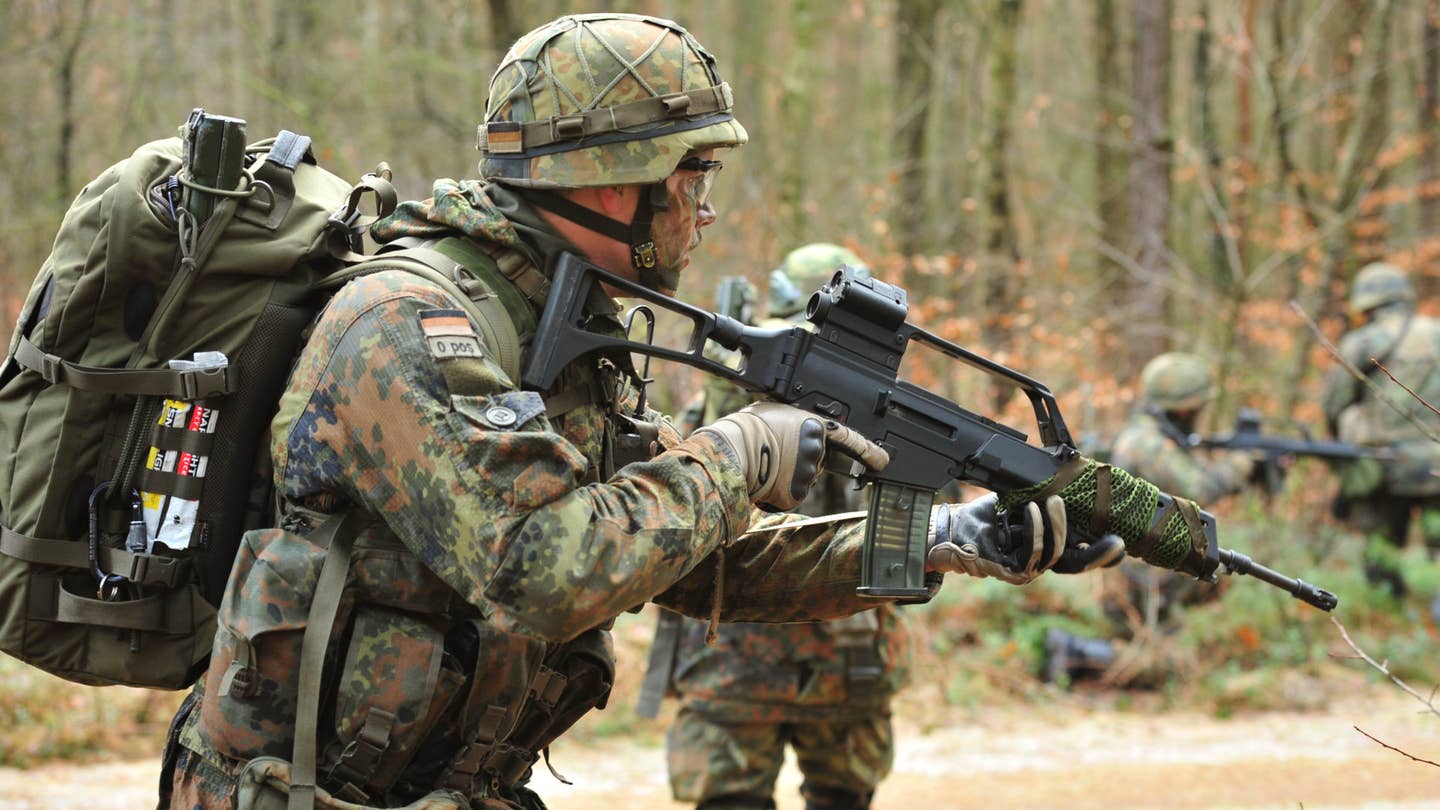 A member of the German armed forces with a standard G36 rifle. <em>Bundeswehr</em>