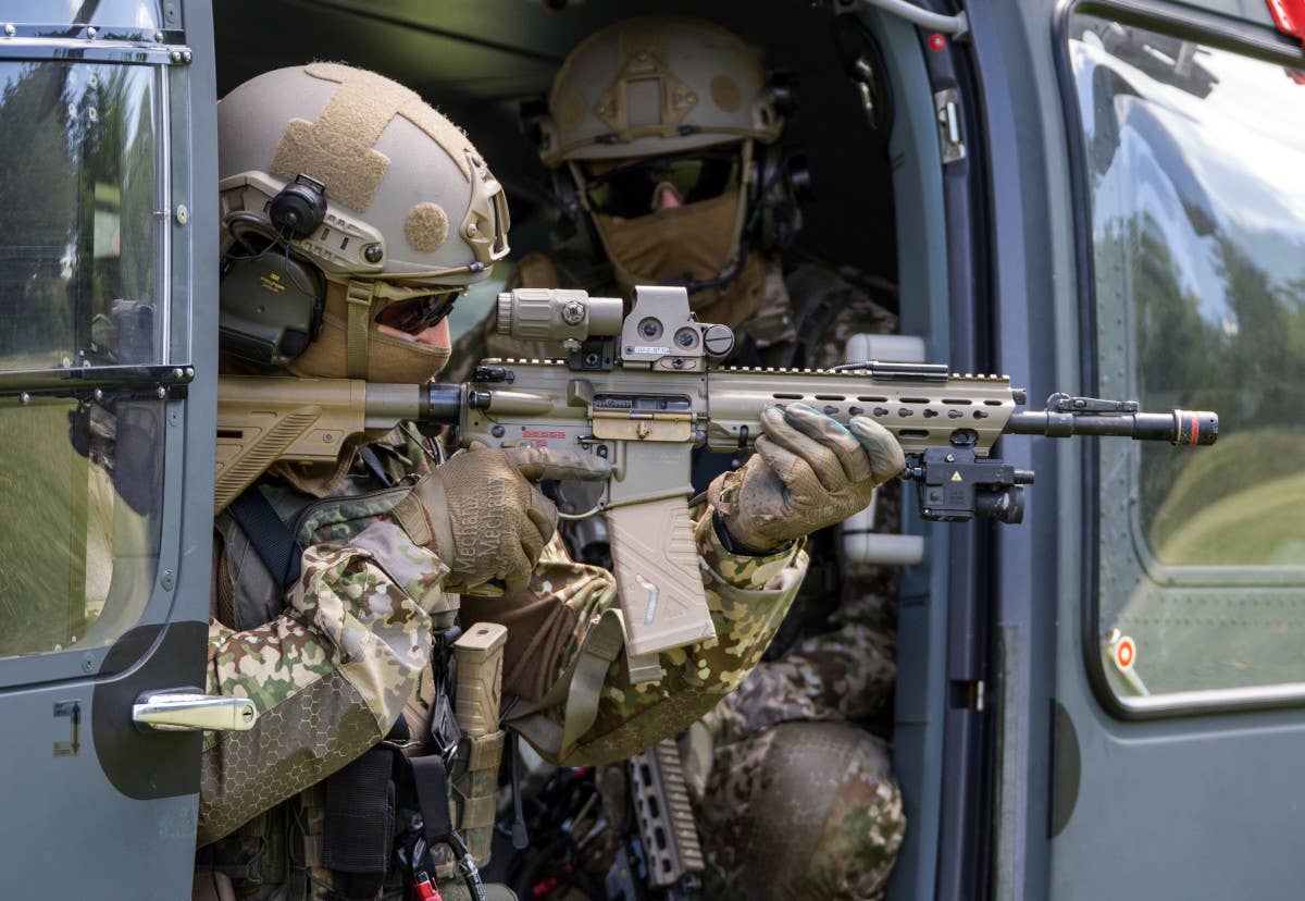 A German special operator with a G95 rifle (the German military designation for the HK416 A7). <em>Bundeswehr</em>