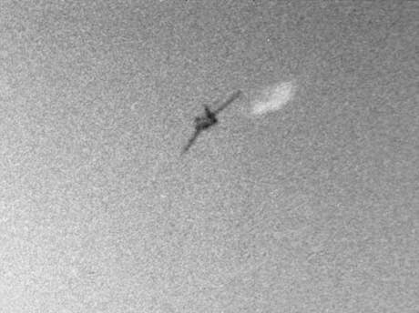 Gun camera footage of an earlier engagement between a Soviet MiG-15 and a U.S. Navy F9F Panther. The MiG seen here was shot down over North Korea by F9F-2s from USS <em>Leyte</em> in November 1950. <em>U.S. Navy</em>