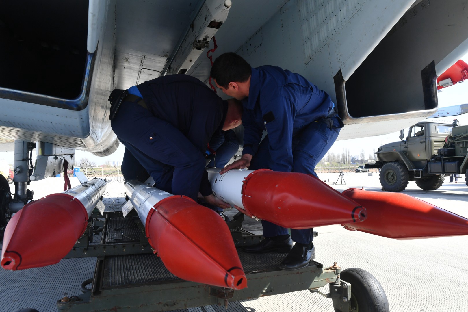 4-R-77-1-under-Su-35SRussian-Defense-Ministry.jpg