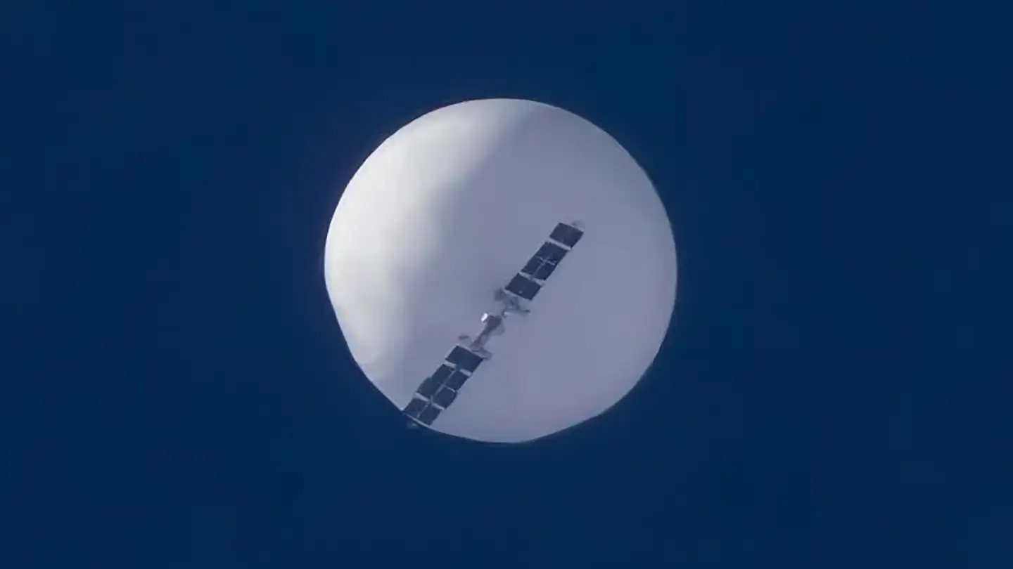 A view of the Chinese surveillance balloon and the solar-powered payload handing beneath it. <em>Tyler Schlitt Photography / LiveStormChasers.com</em>