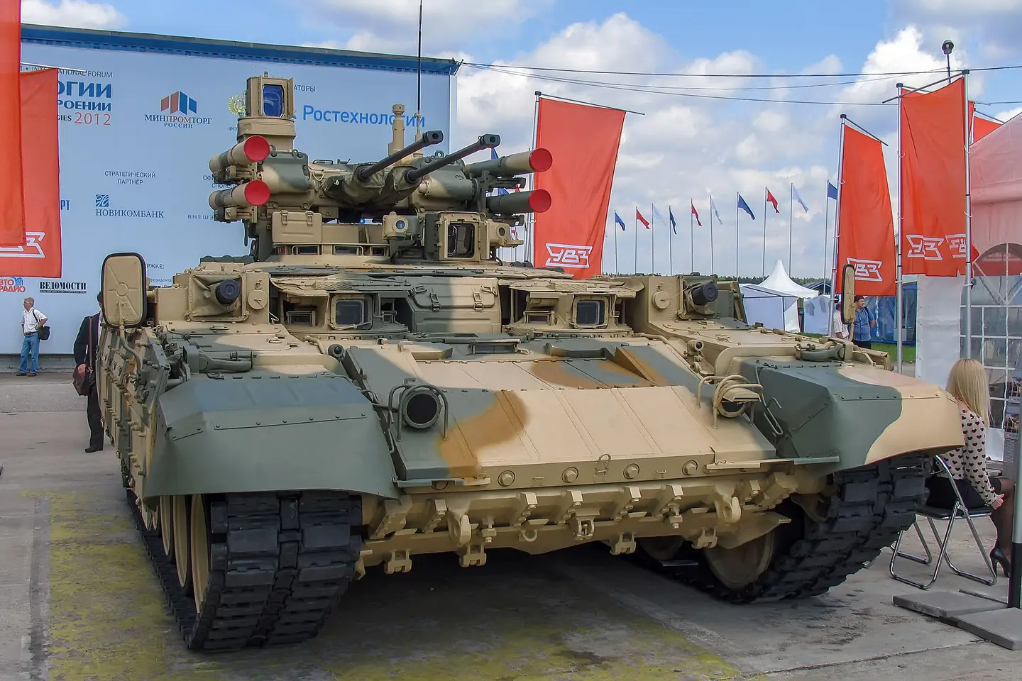 The interim BMPT configuration, with twin autocannons and Ataka missiles in individual tubes. <em>Credit:</em> <em>Vitaly V. Kuzmin/Wikimedia Commons</em>