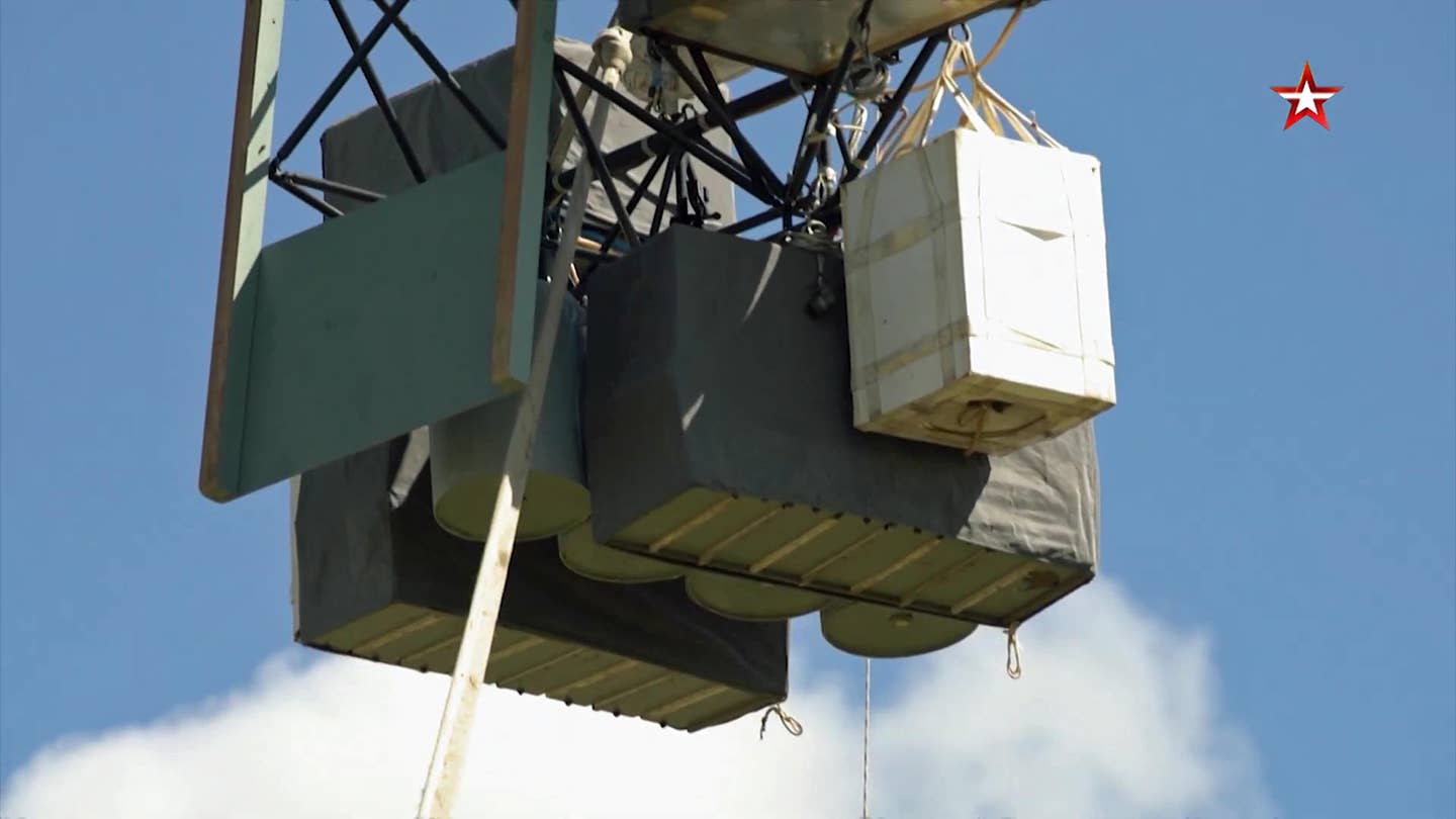 Equipment and ballast carried by a military AN-S1 medium-altitude free balloon. <em>TV Zvezda</em>