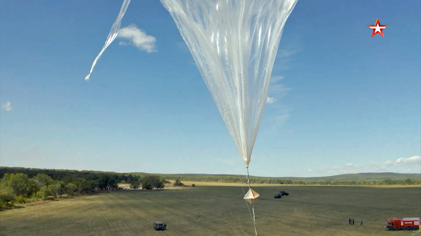 A removable corner reflector hangs directly below the balloon envelope, making the balloon clearly visible on the radar screen. <em>TV Zvezda</em>