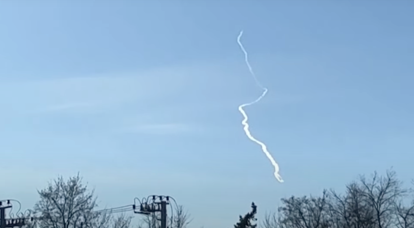 A contrail that appears to have been left by unspecified Ukrainian air defense munition used to shoot down a balloon in the Kyiv area in February 2023. (Ukrainian TV screencap)