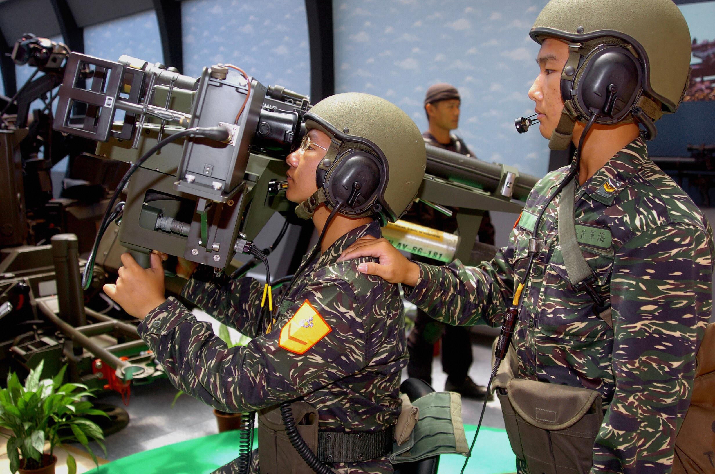 TAIPEI, TAIWAN:  Two Taiwan soldiers demostrate US-made Stinger Dual Mounted System at the defense industry exhibition in Taipei, 11 August 2005. Some 21 weapon companies from eight countries take part in the four-day long exhibition.   AFP PHOTO/Sam YEH  (Photo credit should read SAM YEH/AFP via Getty Images)