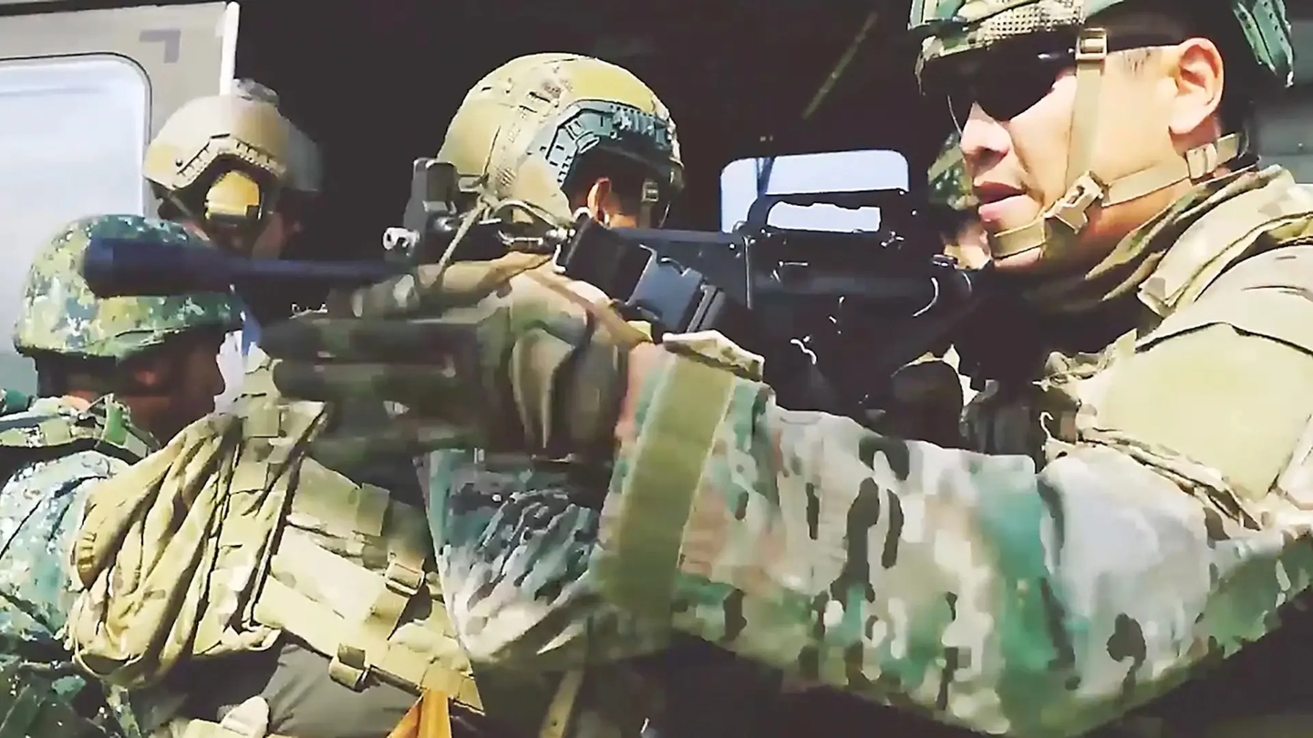 A screen capture from an official U.S. Army video that emerged last year showing Green Berets training with Taiwanese special operators. The video was subsequently taken down. <em>Credit: U.S. Army capture</em>