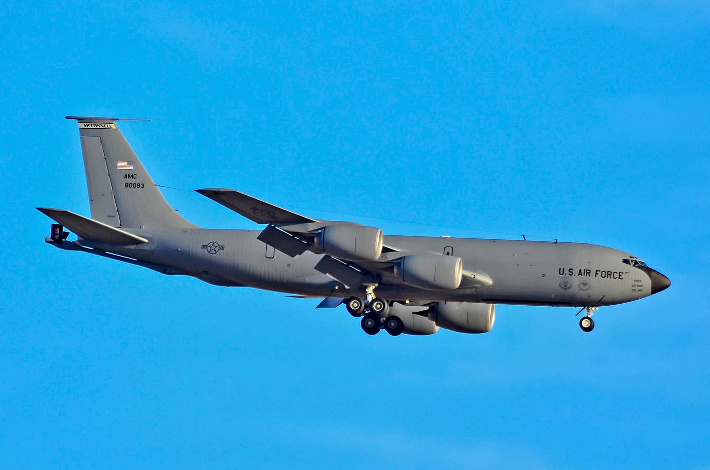 An Air Mobility Command KC-135R in gray scheme pictured at McConnell Air Force Base, Kansas, January 2013. <em>Tomás Del Coro via Wikimedia Commons</em>