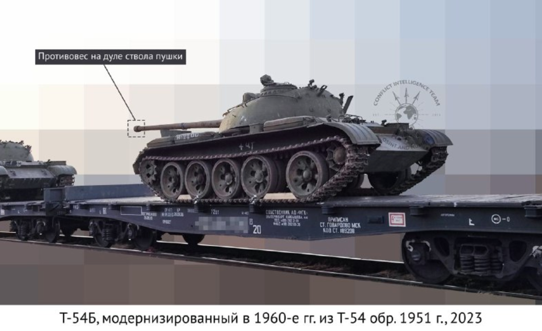 An annotated photo of a T-54B, transported by rail, showing the muzzle compensator at the end of the main gun. <em>CIT</em>