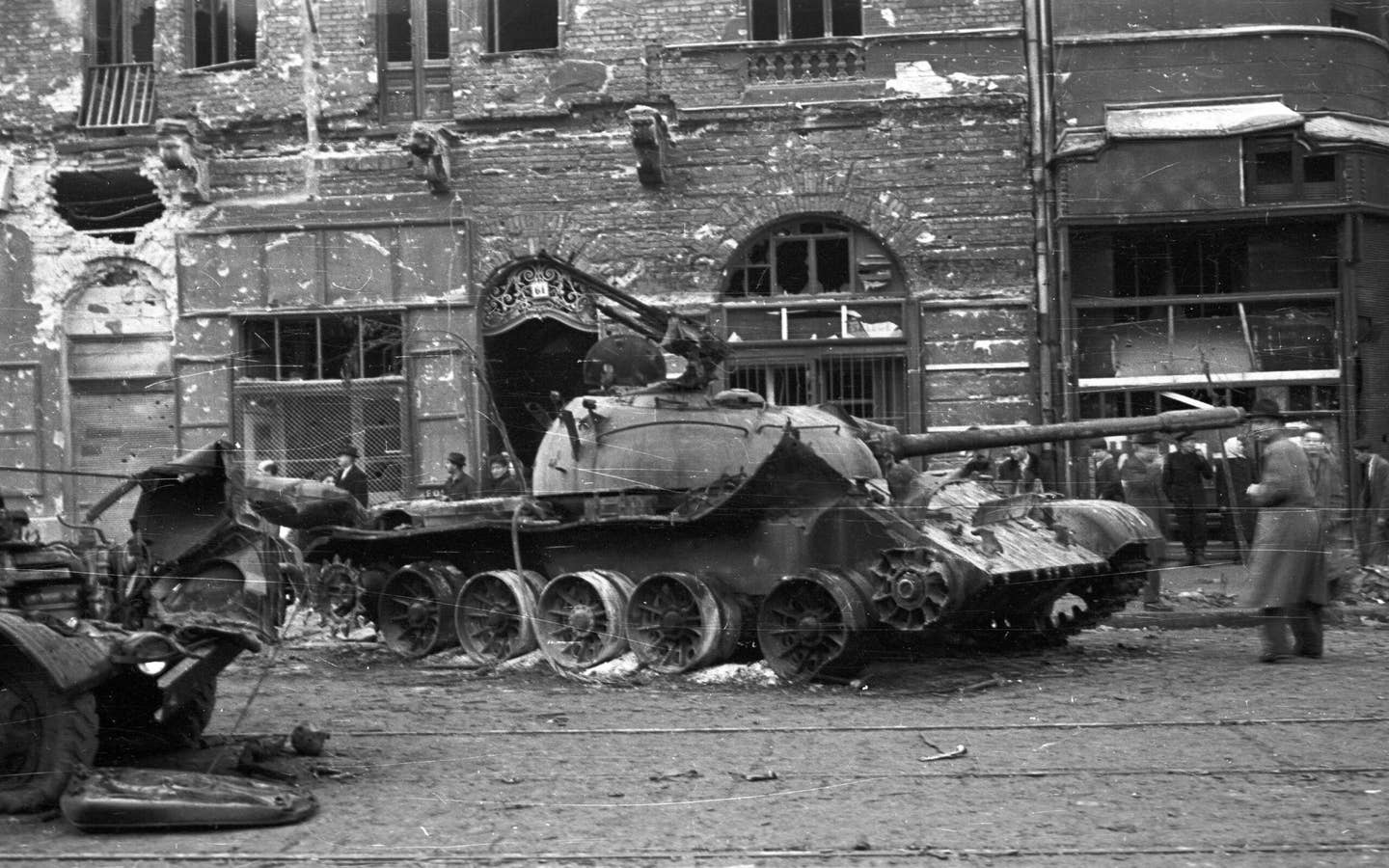 A T-54 knocked out during streetfighting in Budapest, during the Soviet-led invasion of Hungary in 1956. <em>Fortepan/Nagy Gyula/Wikimedia Commons</em>
