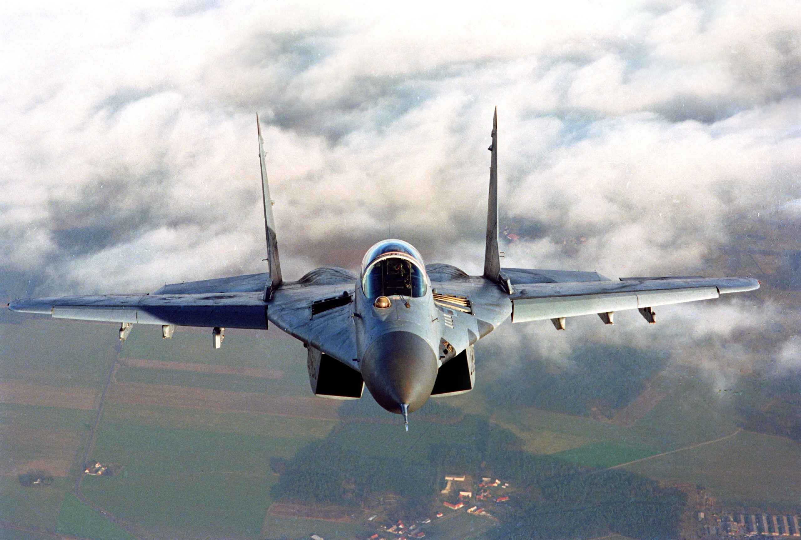 Frontansicht einer Mikojan ( Mig 29)  im Flug. 
Mikojan (Mig 29) im Tiefflug. Das in der Sowjetunion entwickelte und gefertigte Flugzeug wurde ab 1988 an die Landstreitkräfte der ehemaligen DDR geliefert. Die Luftwaffe übernahm 1990 zwanzig Einsitzer und vier Zweisitzer der ehemaligen NVA. Leicht modifiziert (Navigationsanlage, Gps.IFF-System) wurde sie auch im NATO Luftraum eingesetzt. Die Mig 29 wurde 2003 an die Polnischen Streitkräfte übergeben. 1492790