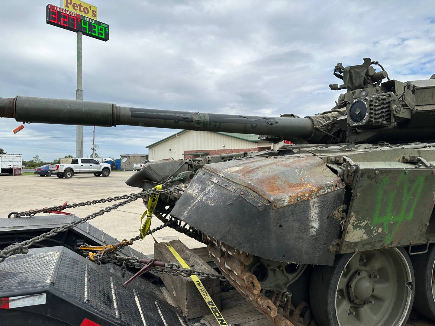A Russian T-90A tank, apparently captured by Ukraine last fall, was left at a Louisiana truck stop after the truck hauling it broke down. (Courtesy of Reddit user Mutantlight)