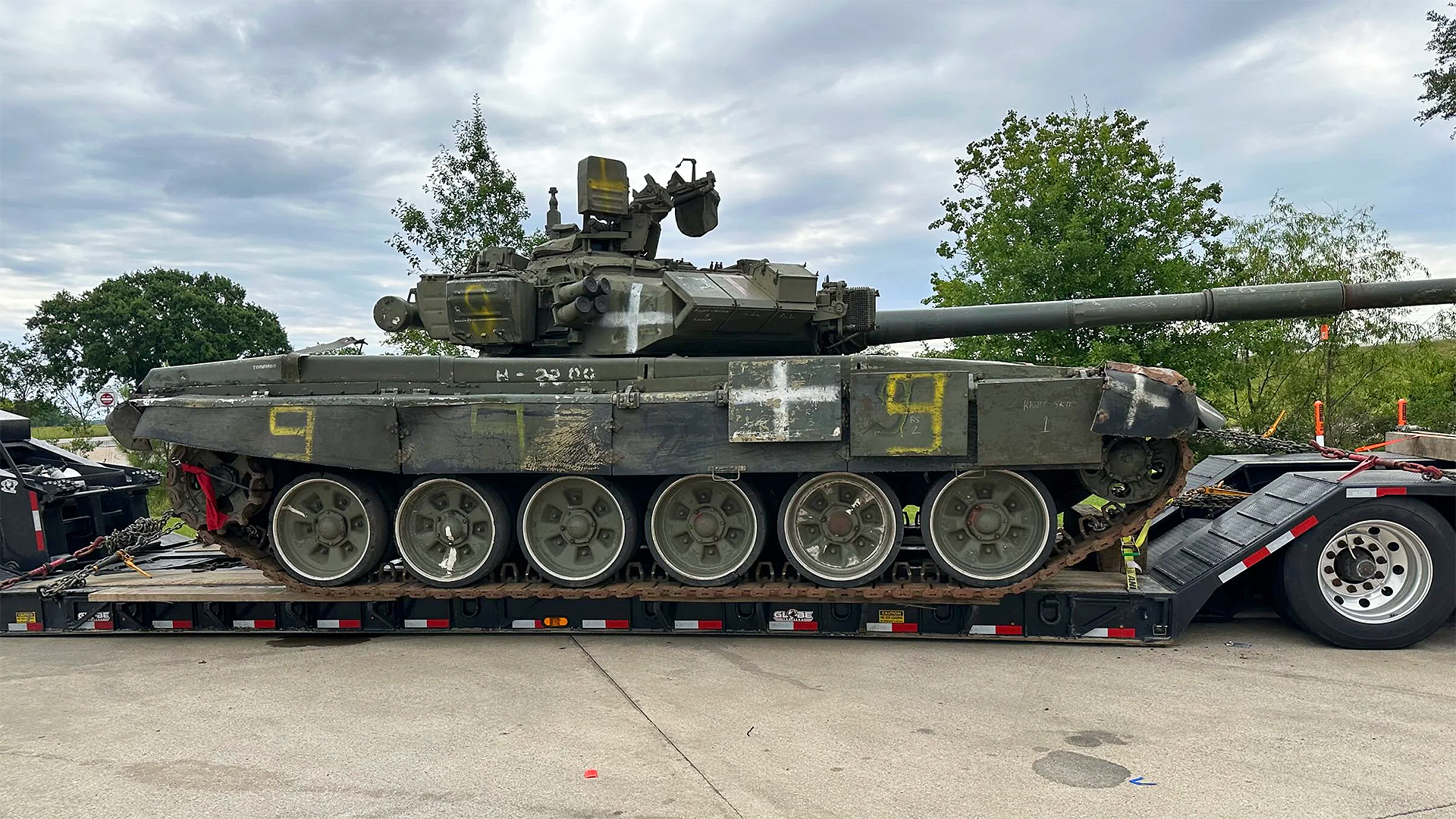تُركت دبابة روسية من طراز T-90A عند محطة شاحنات في لوسيانا بعد أن تعطلت شاحنة كانت تنقلها.