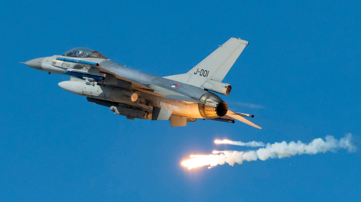 A Royal Netherlands Air Force F-16AM drops flares. <em>Royal Netherlands Air Force</em>