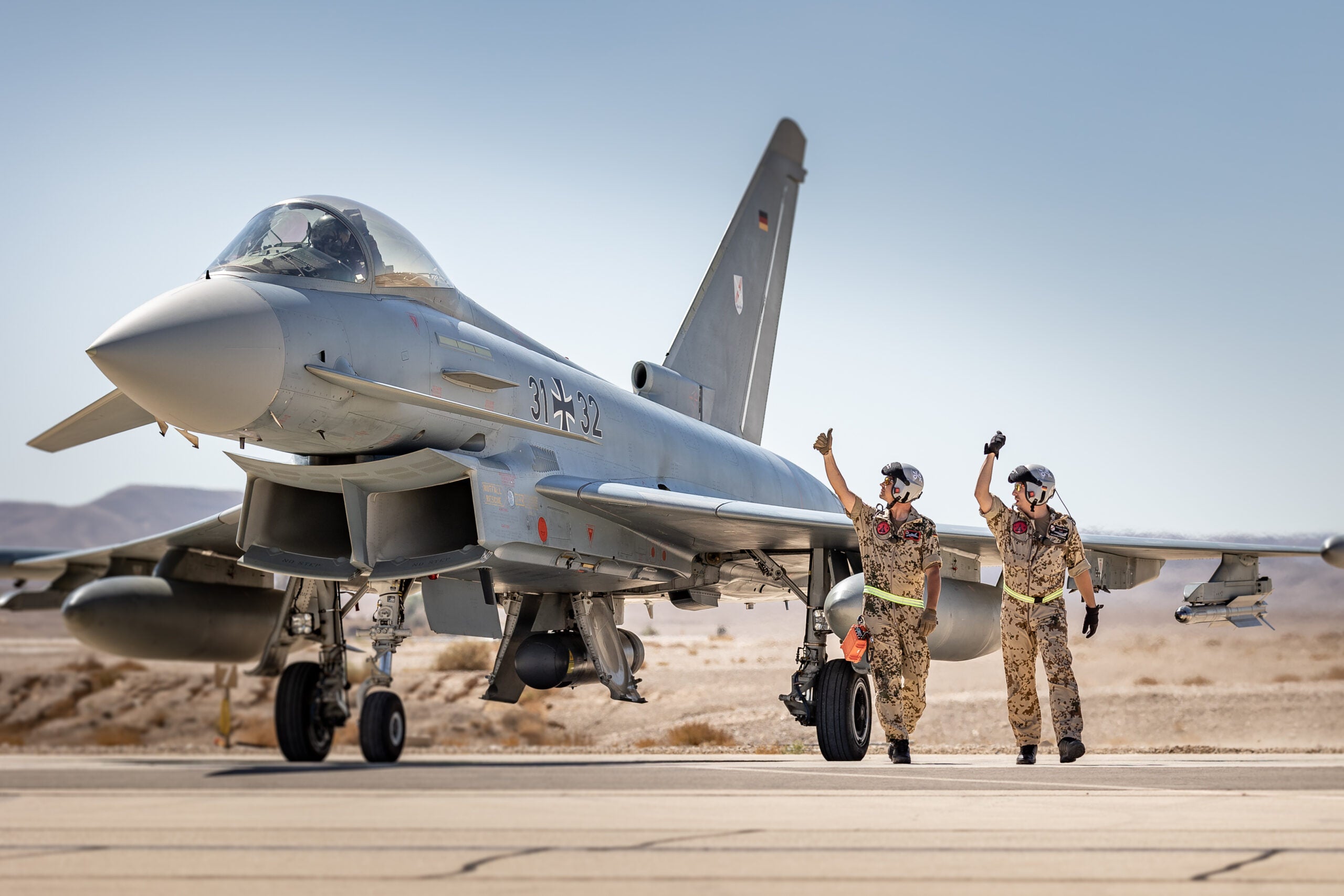 Technikwarte verabschieden den Eurofighter vom Taktischen Luftwaffengeschwader 31 „Boelcke“ zum Start während der Übung Blue Flag 2021 auf der Air Base Ovda/Israel, am 19.10.2021.
©Bundeswehr/Falk Bärwald