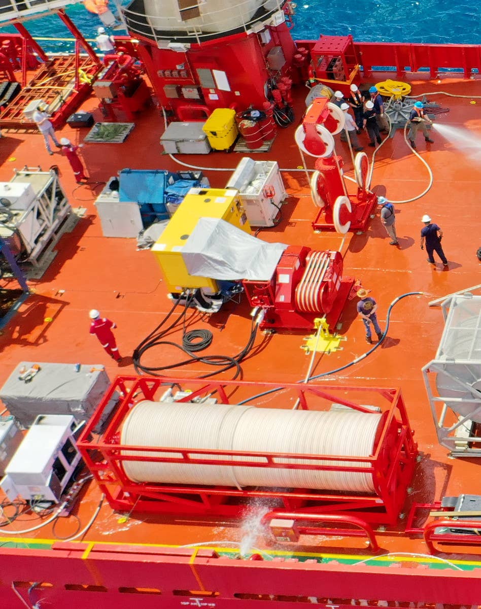 Components of the FADOSS system installed on a ship during a previous recovery operation. <em>USN</em>